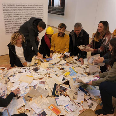 Imagen 1. Presentaci&oacute;n de la instalaci&oacute;n Sobre-Interpretaci&oacute;n (Estifique y Ramallo, 2022) Teatro Audit&oacute;rium, Mar del Plata.